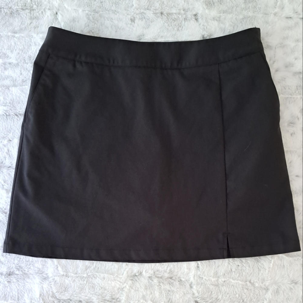 Adidas women's golf lightweight black white lined sport skirt. Size 6.